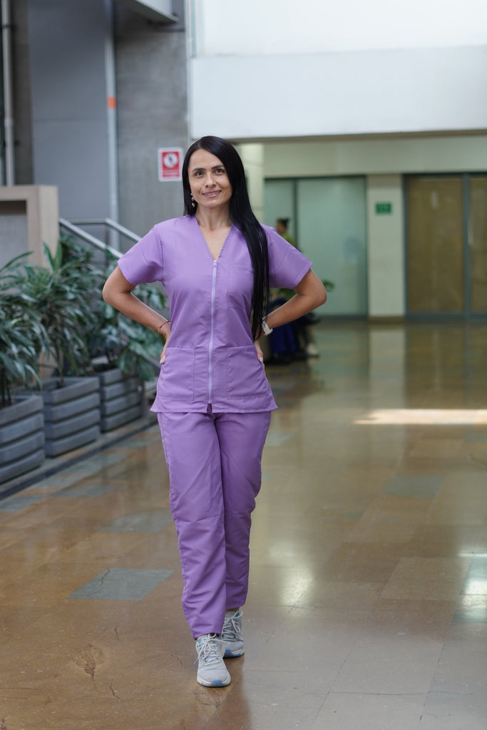 Uniforme Antifluido con Cierre color lila